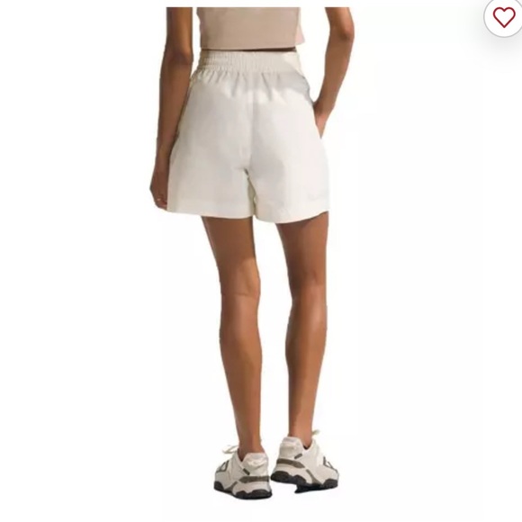NWT The North Face Women’s TNF easy wind shorts in white dune size xs - Picture 6 of 10